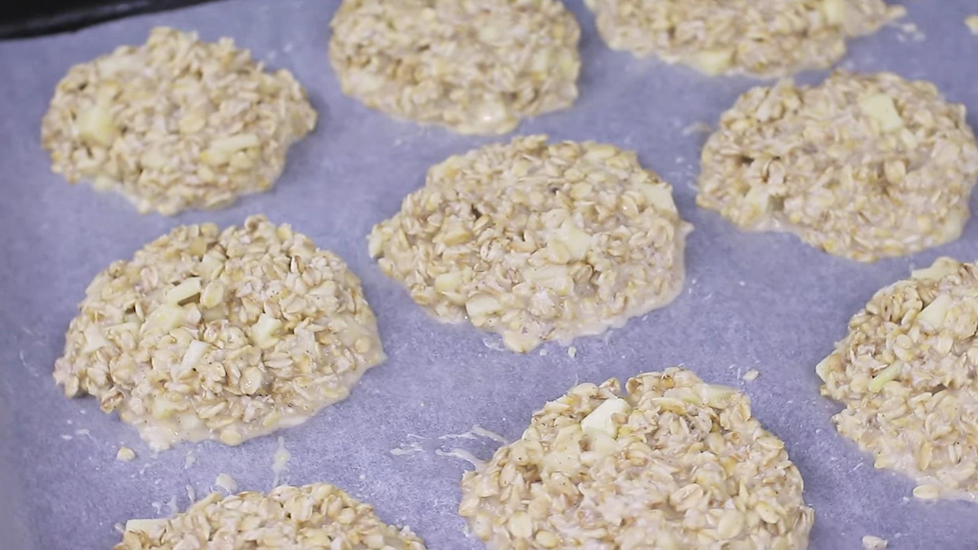 وصفة - كعكات الشوفان بالكفير والتفاح للحصول على قوام رشيق - الخطوة 8