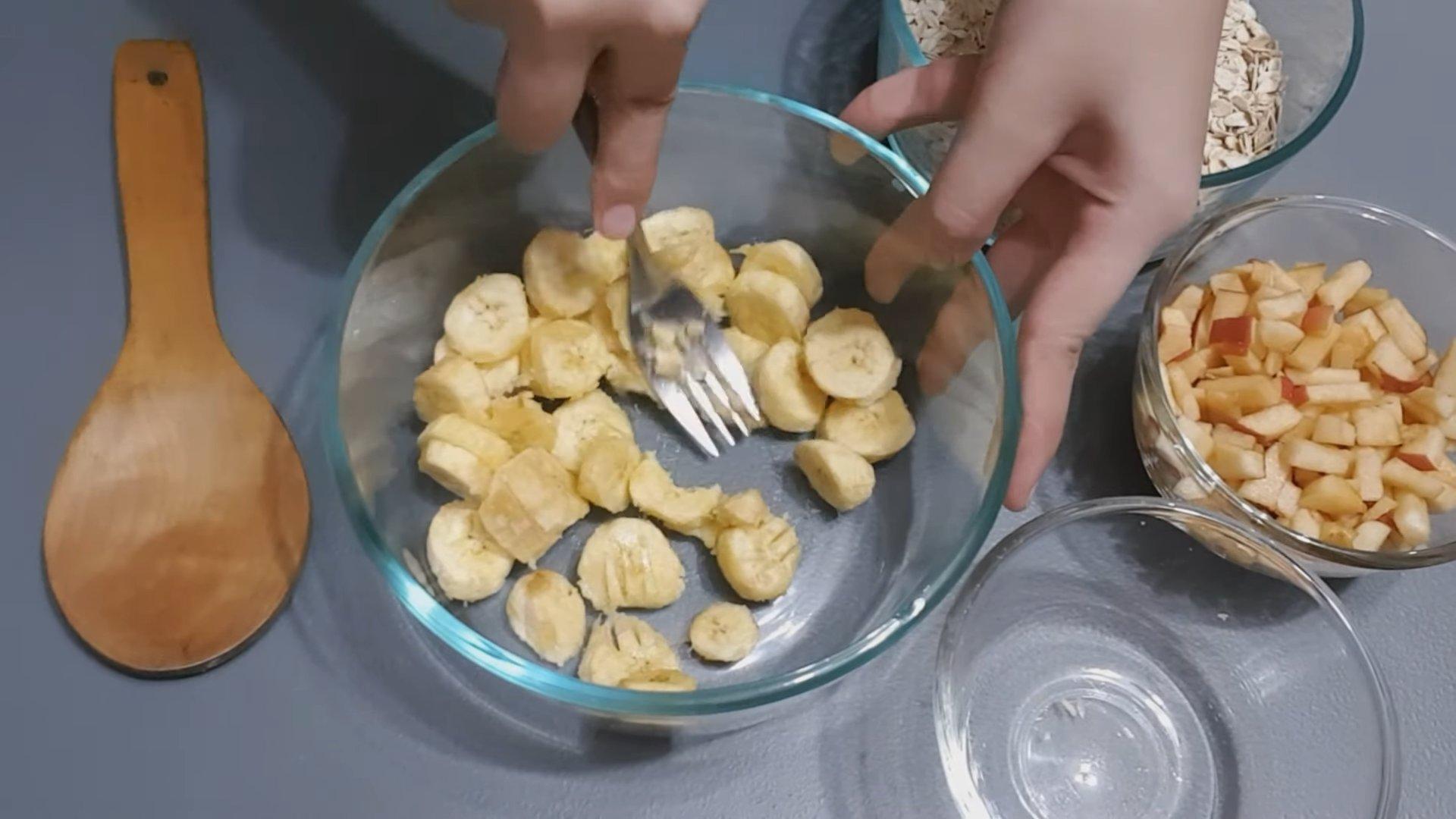 وصفة - كعكات الشوفان الحلوة بالموز والتفاح - الخطوة 2-1