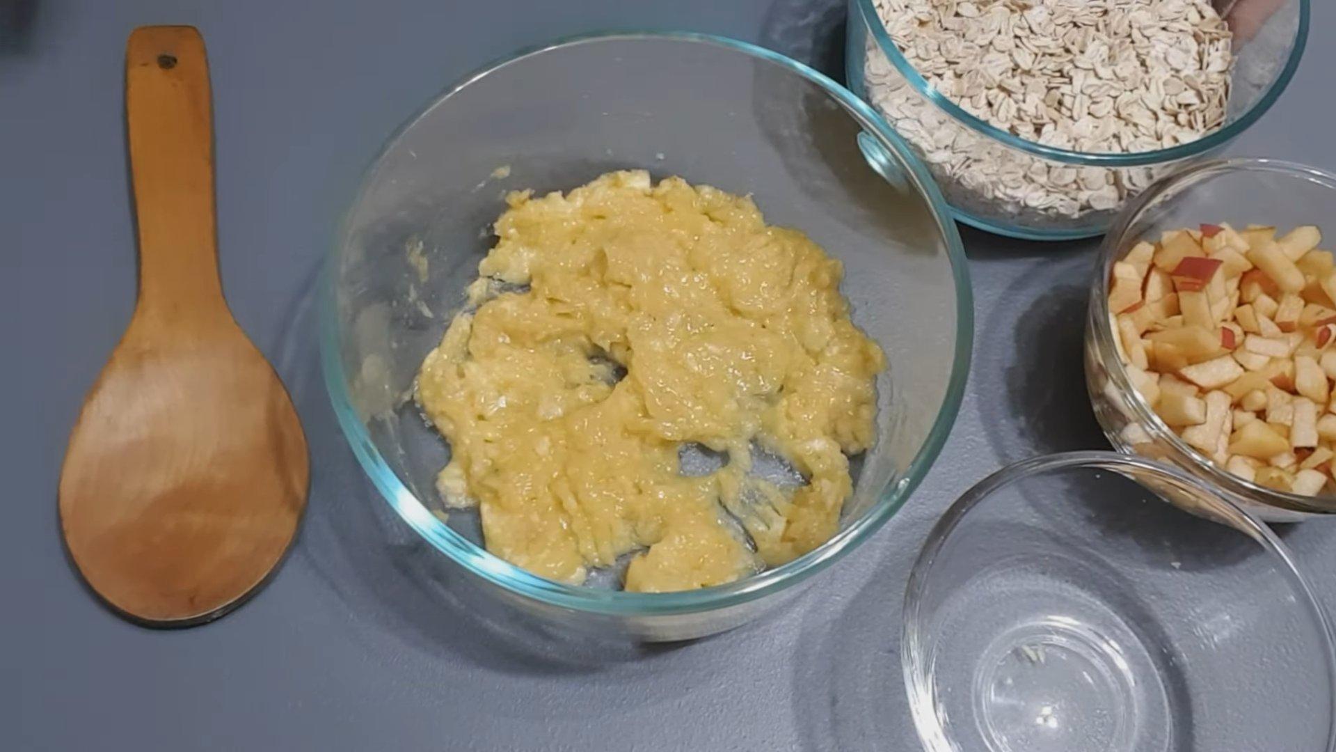 وصفة - كعكات الشوفان الحلوة بالموز والتفاح - الخطوة 2-2