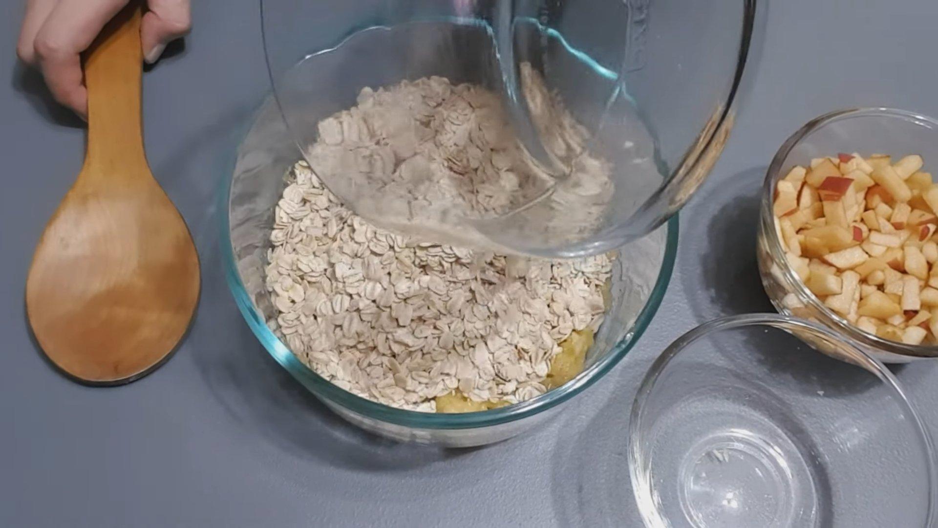 وصفة - كعكات الشوفان الحلوة بالموز والتفاح - الخطوة 3-1