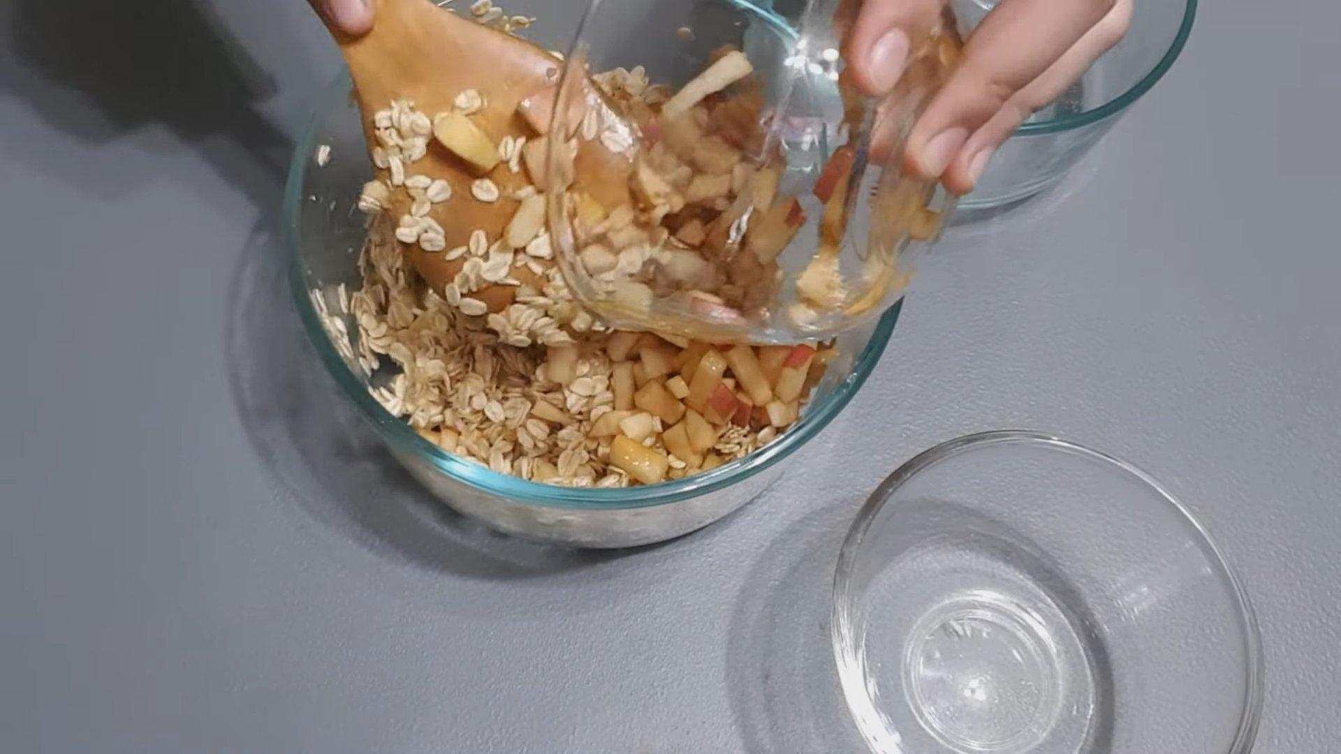 وصفة - كعكات الشوفان الحلوة بالموز والتفاح - الخطوة 4-1