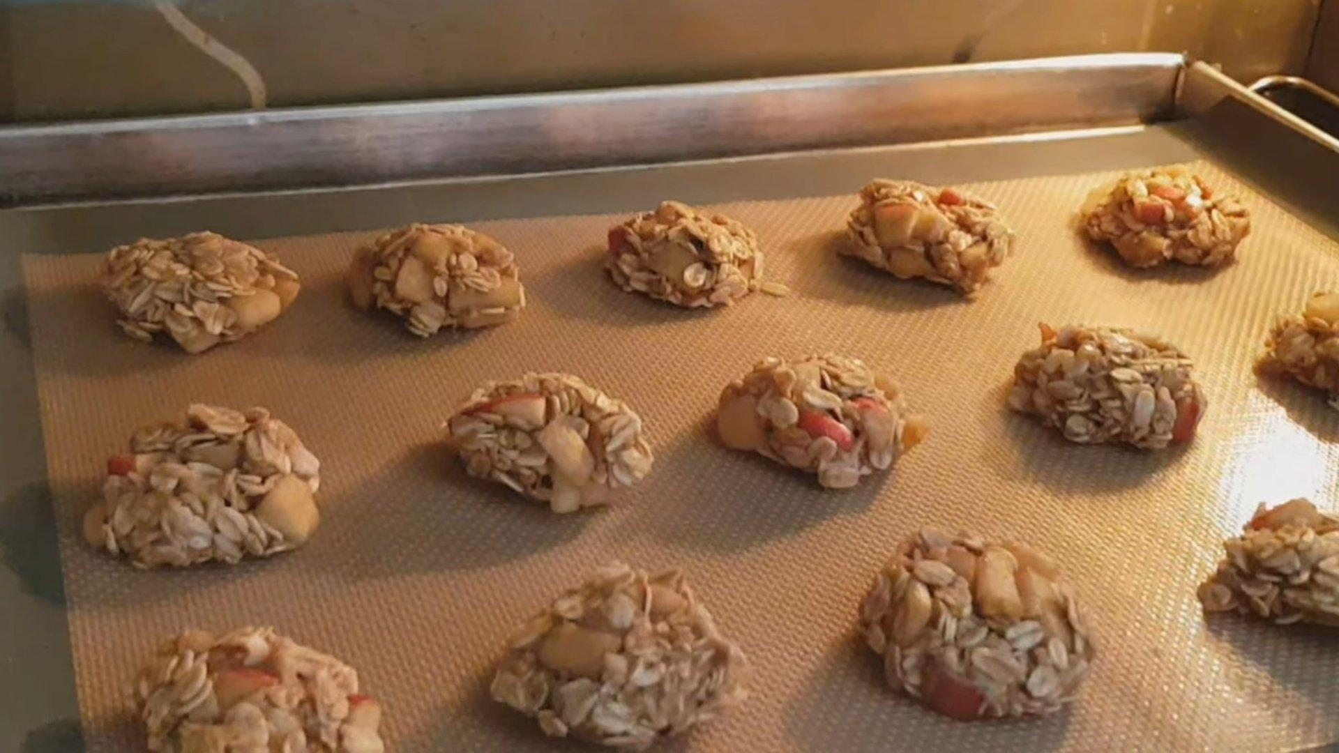 وصفة - كعكات الشوفان الحلوة بالموز والتفاح - الخطوة 7-2