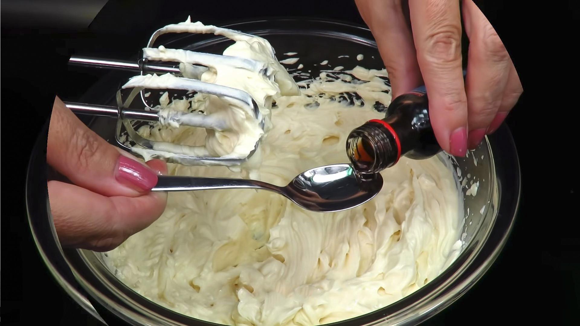 Ricetta - Panna acida con latte condensato - Fase 4