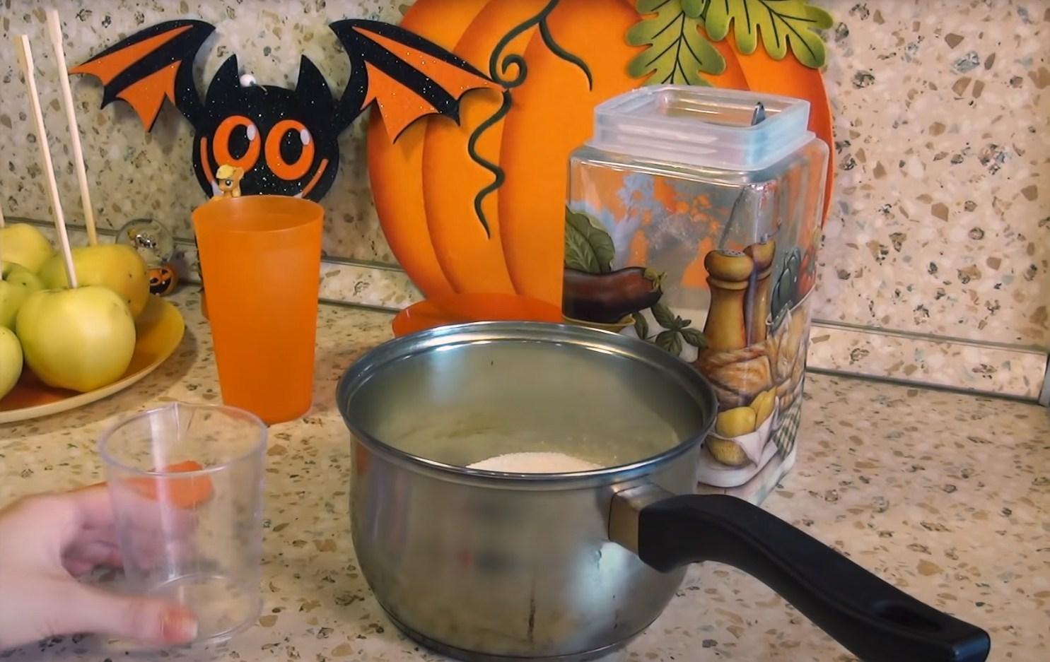 Opskrift - Halloween karamelæbler - Trin 4