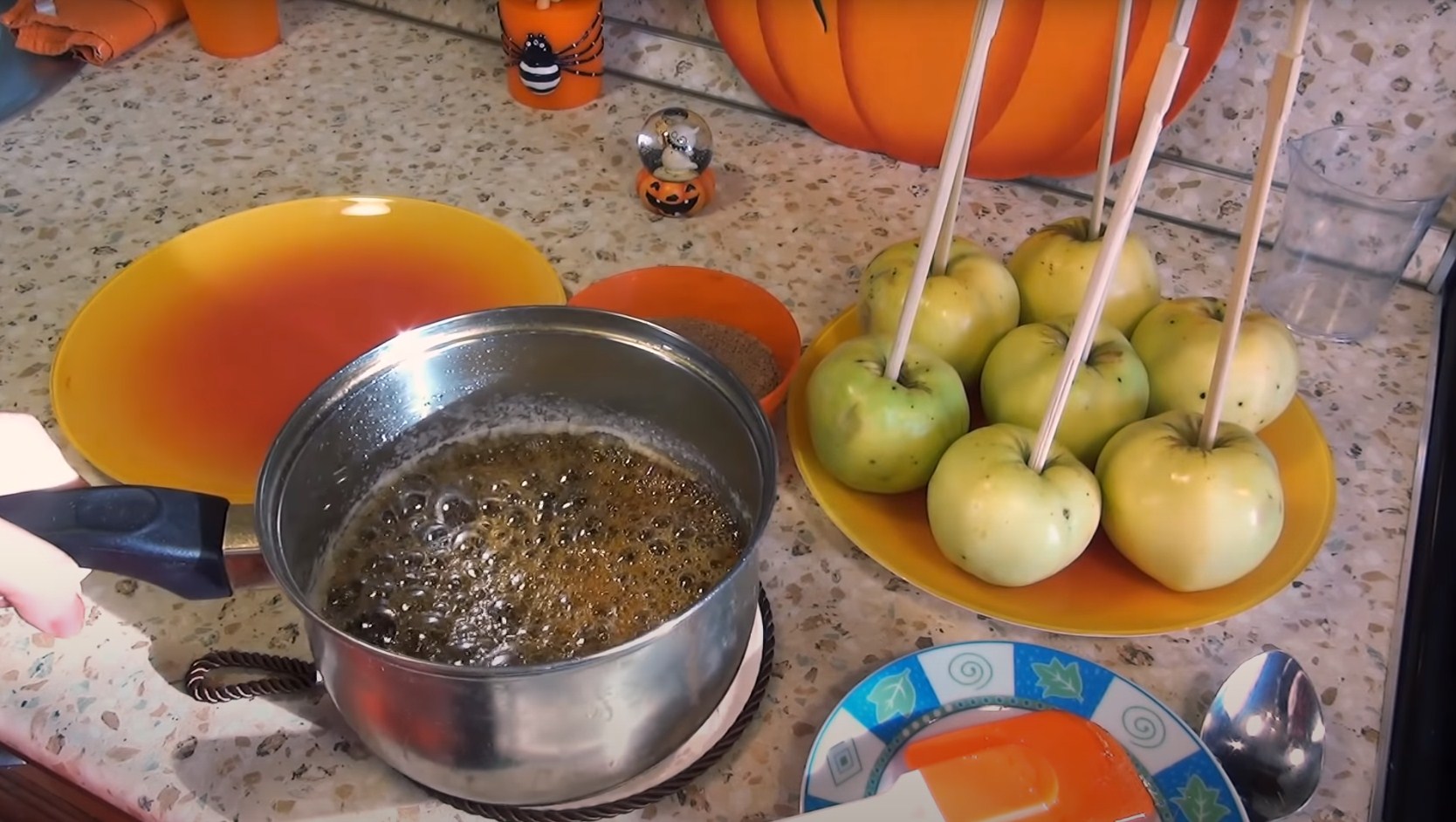 Opskrift - Halloween karamelæbler - Trin 6