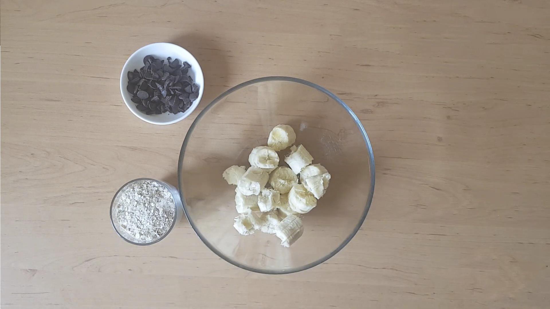 Recepta - Galetes de civada amb plàtan i xips de xocolata - Pas 1