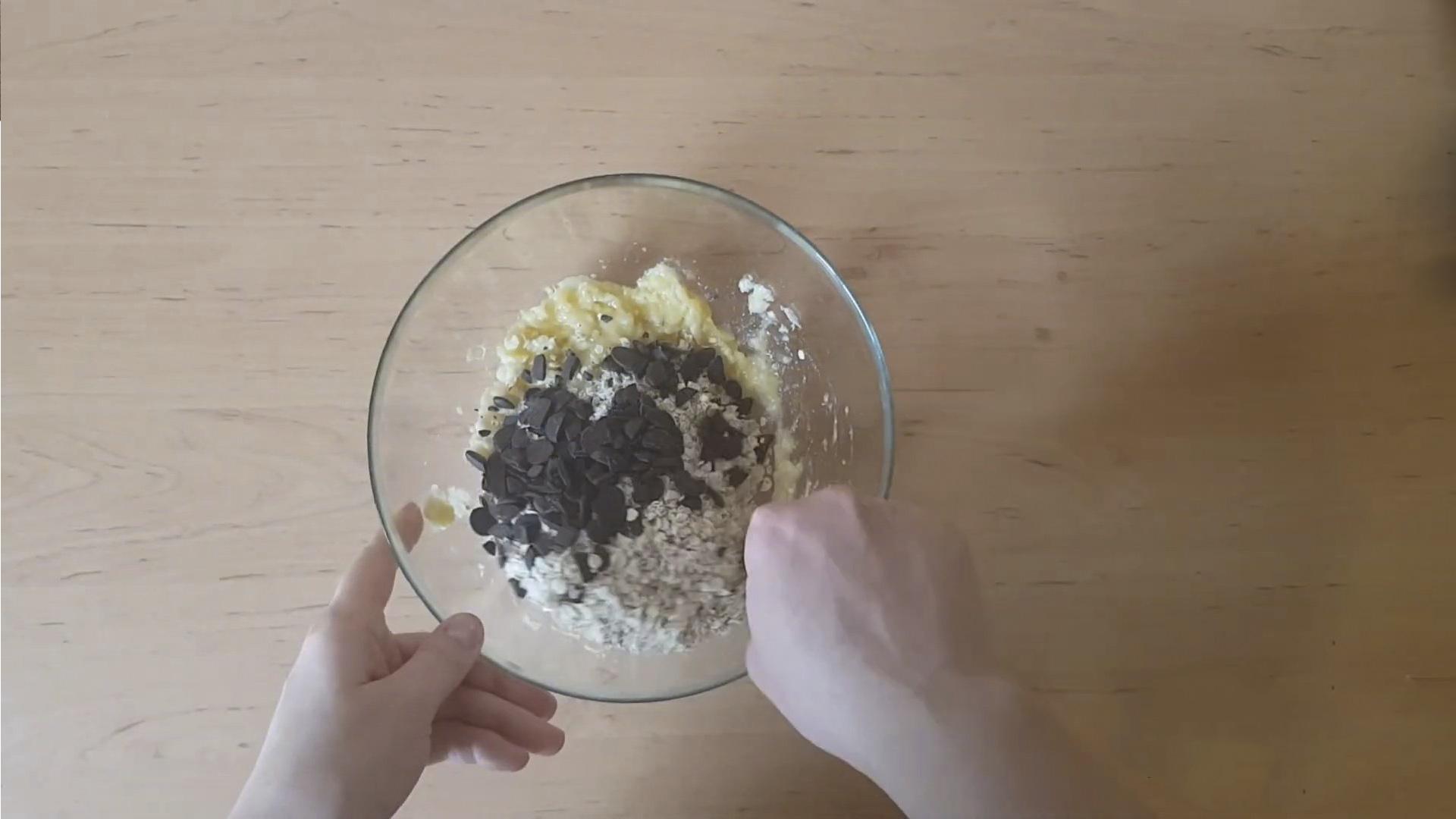 Recepta - Galetes de civada amb plàtan i xips de xocolata - Pas 3-1