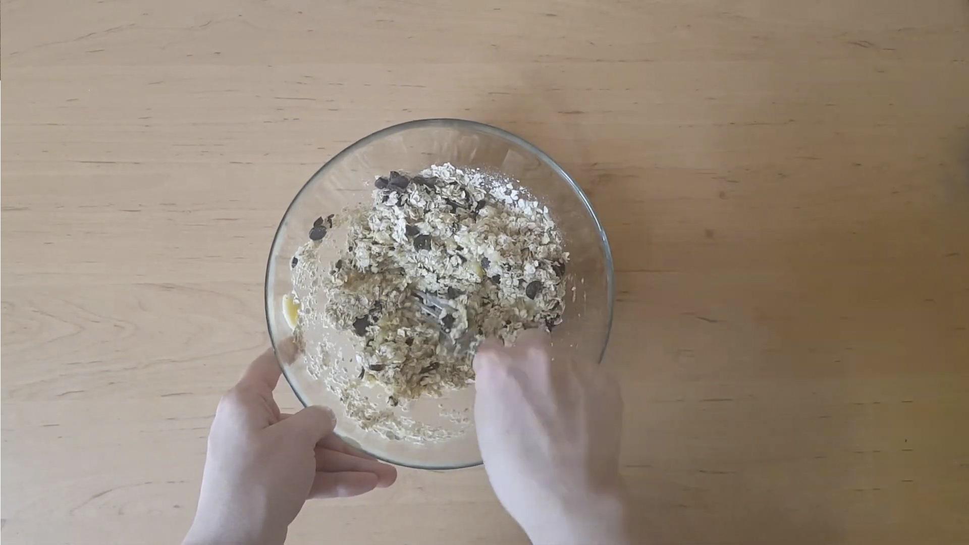 Recepta - Galetes de civada amb plàtan i xips de xocolata - Pas 3-2