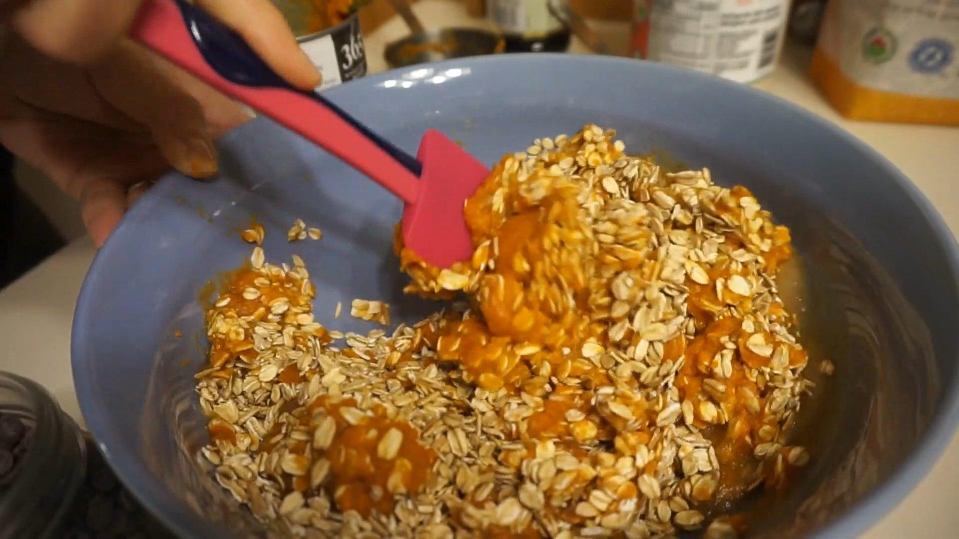 وصفة - كعكات الشوفان الصحية باليقطين والتفاح - الخطوة 4