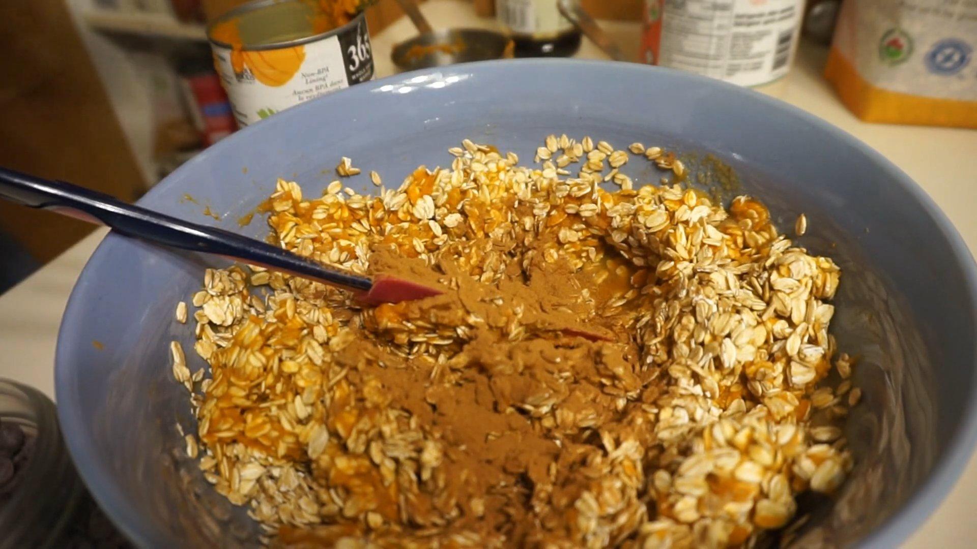 وصفة - كعكات الشوفان الصحية باليقطين والتفاح - الخطوة 5-1