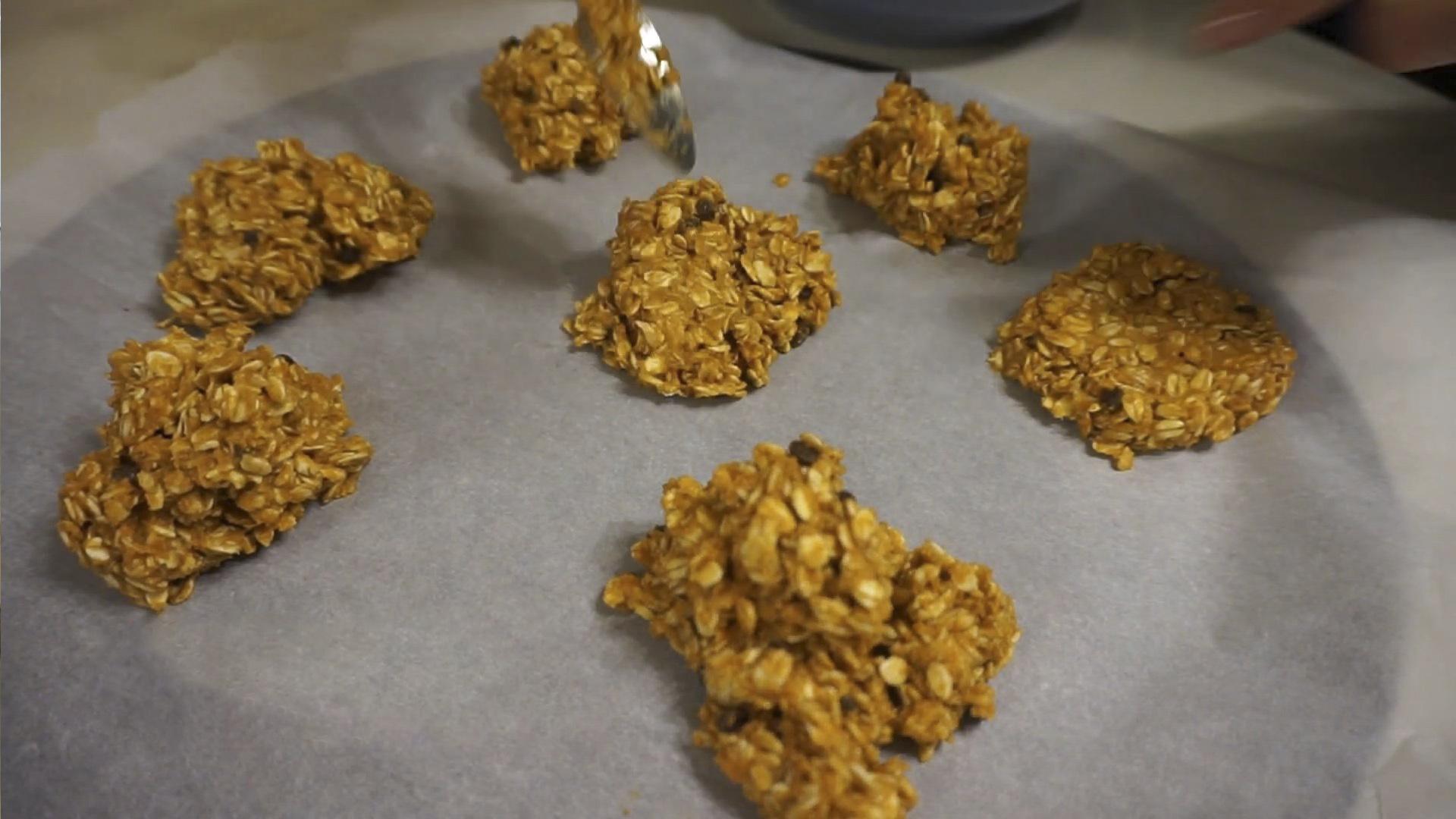 وصفة - كعكات الشوفان الصحية باليقطين والتفاح - الخطوة 7-1