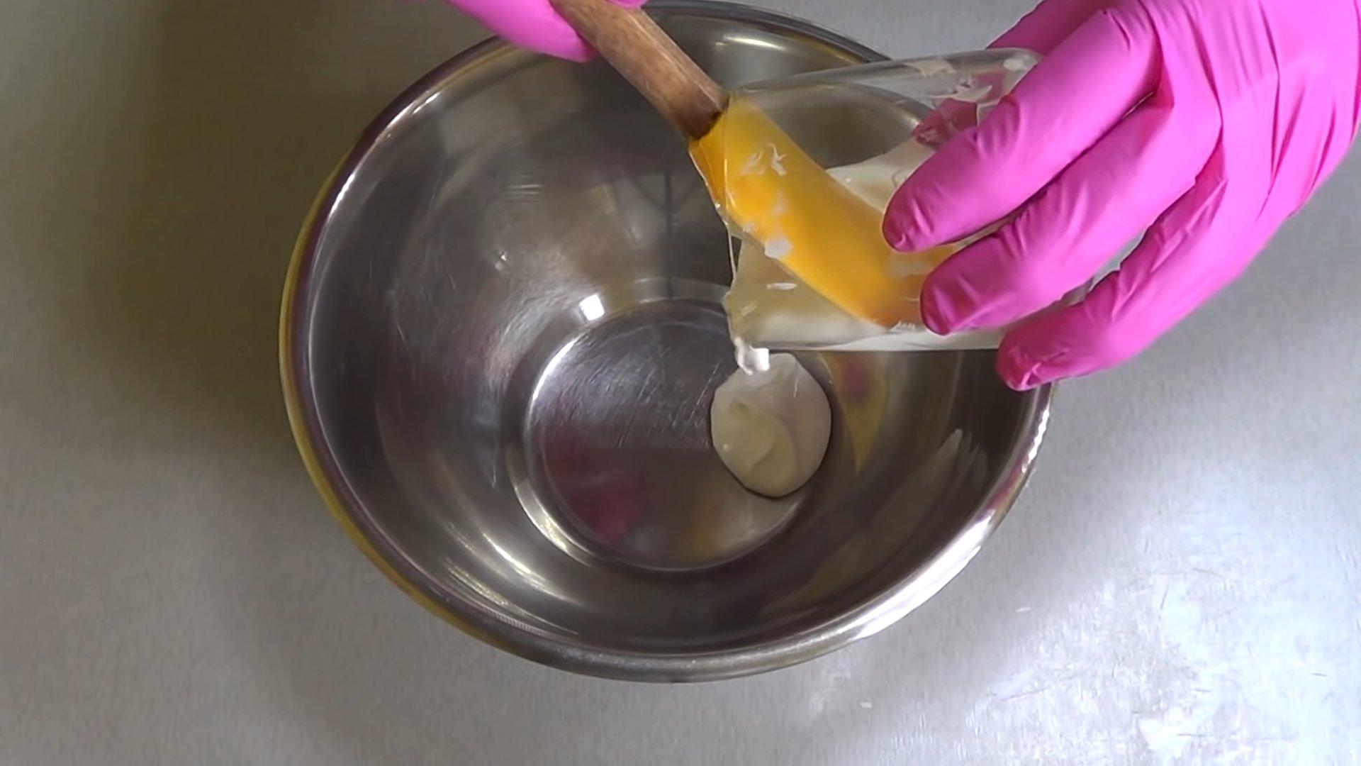 وصفة - تزيين كعكة كريمة الزبدة بالشوكولاتة - الخطوة 1