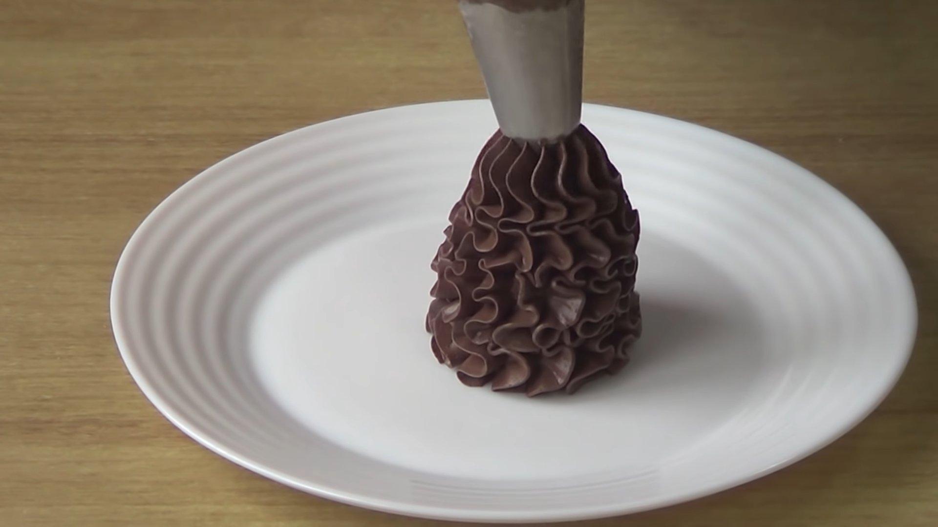 وصفة - تزيين كعكة كريمة الزبدة بالشوكولاتة - الخطوة 10-2