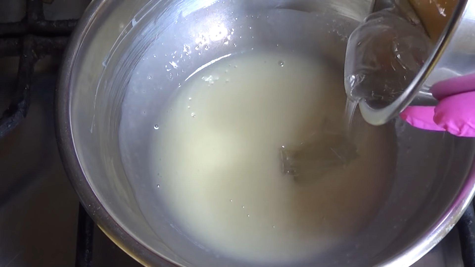 وصفة - تزيين كعكة كريمة الزبدة بالشوكولاتة - الخطوة 4