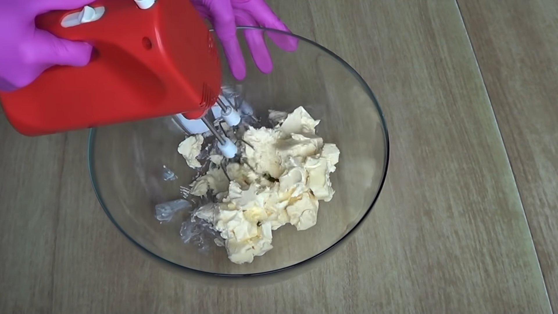 وصفة - تزيين كعكة كريمة الزبدة بالشوكولاتة - الخطوة 7