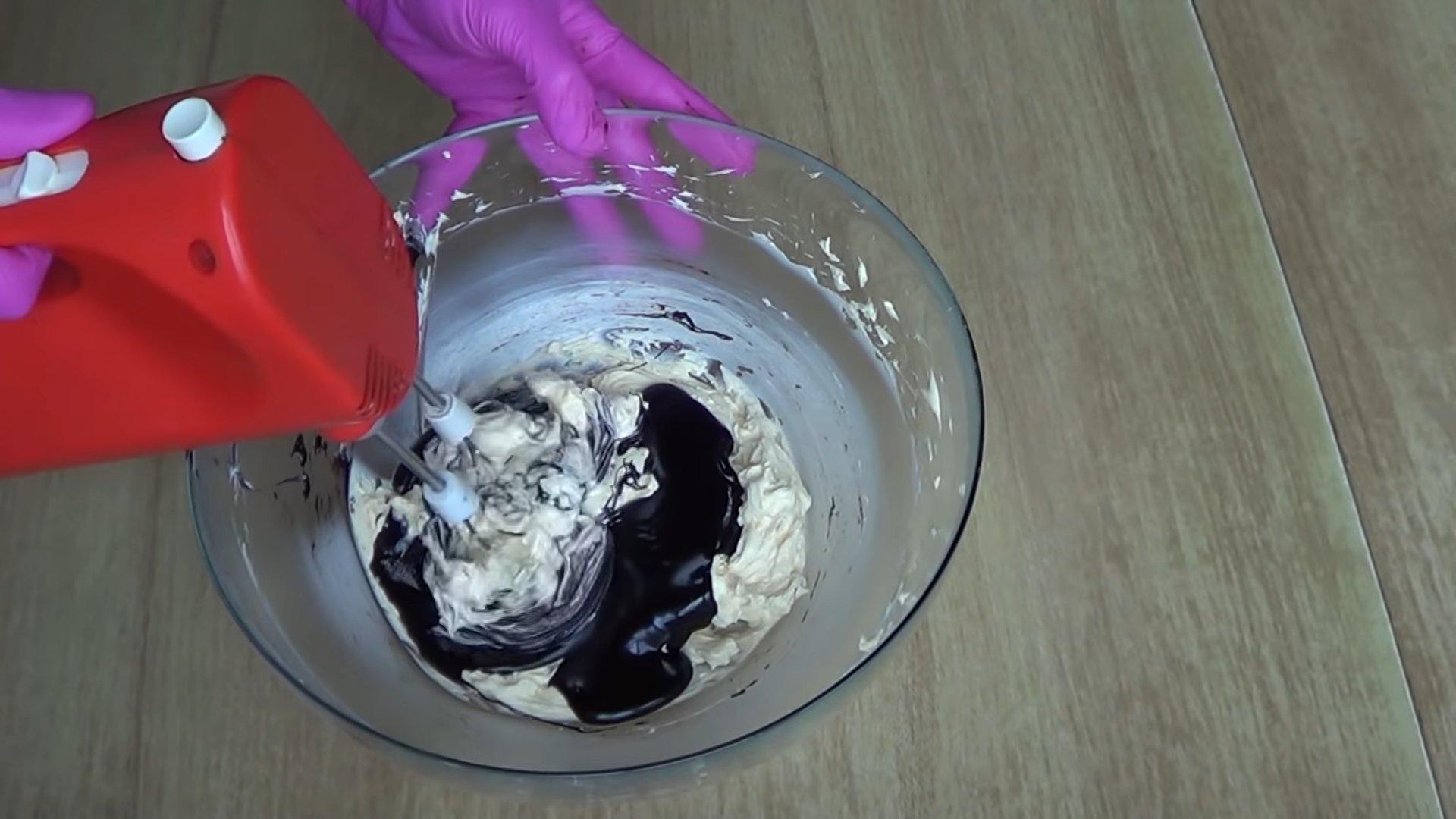 وصفة - تزيين كعكة كريمة الزبدة بالشوكولاتة - الخطوة 9-1