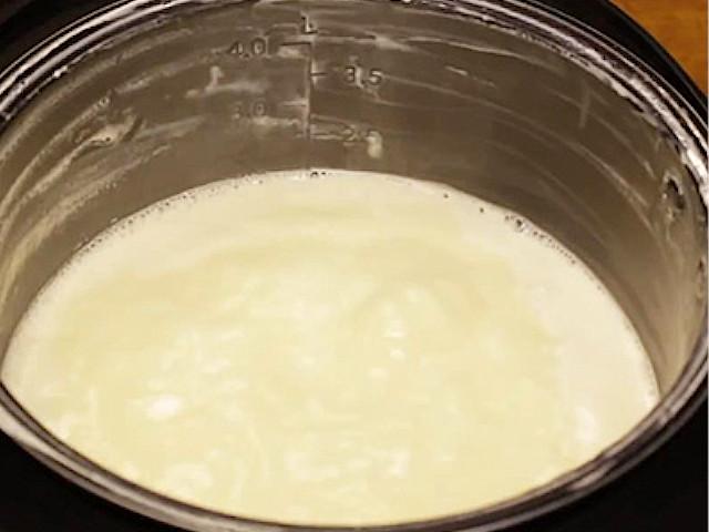 طريقة طهي الحليب المكثف في قدر الطهي البطيء - صورة