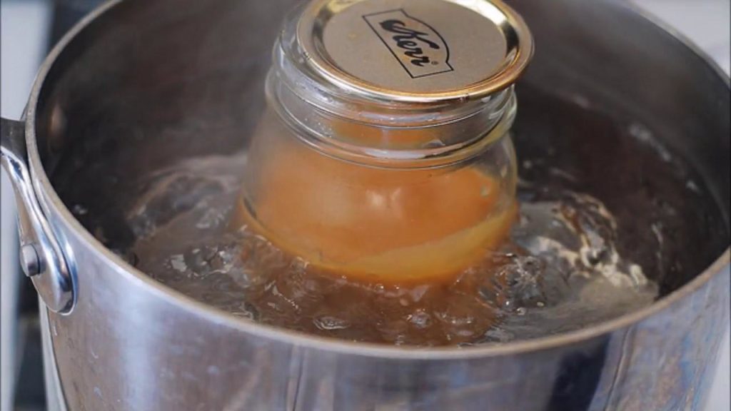 طريقة طهي الحليب المكثف بشكل صحيح في مرطبان زجاجي - صورة