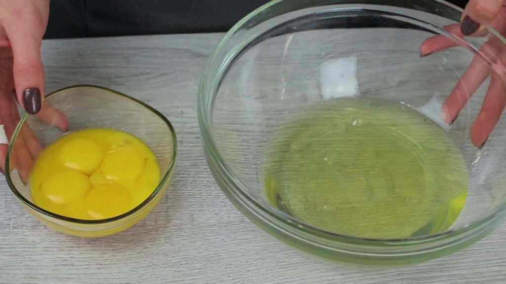 كيفية خفق بياض البيض بدون خلاط - فصله عن الصفار - صورة