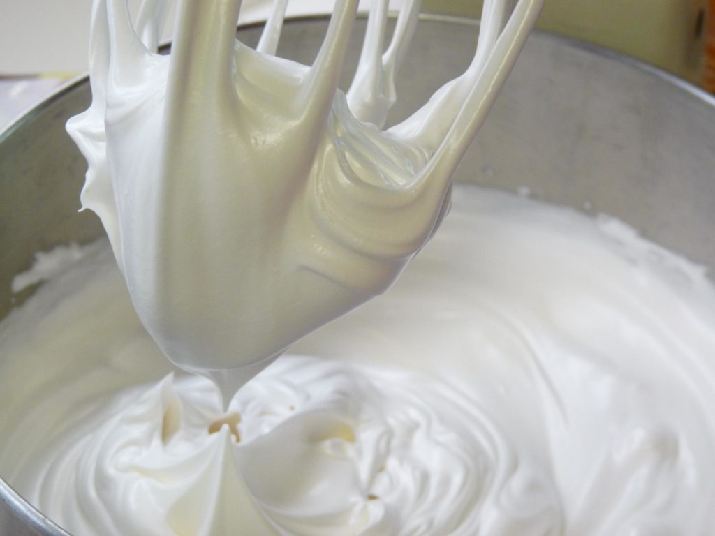 طريقة خفق بياض البيض بدون خلاط - صورة