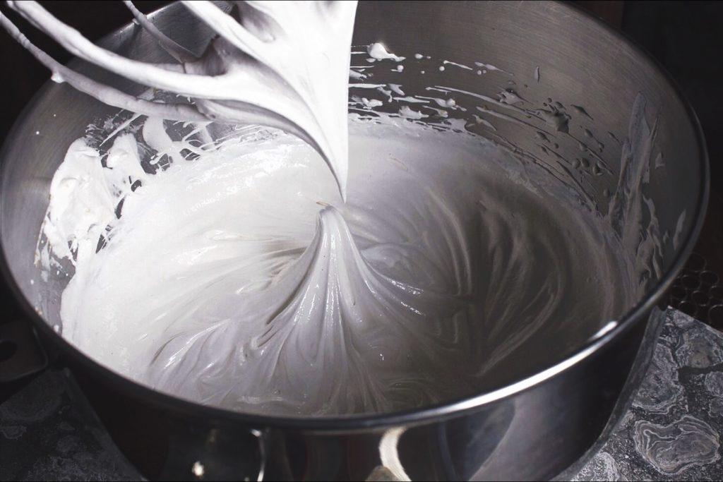 طريقة عمل الميرينغ بدون خلاط - صورة