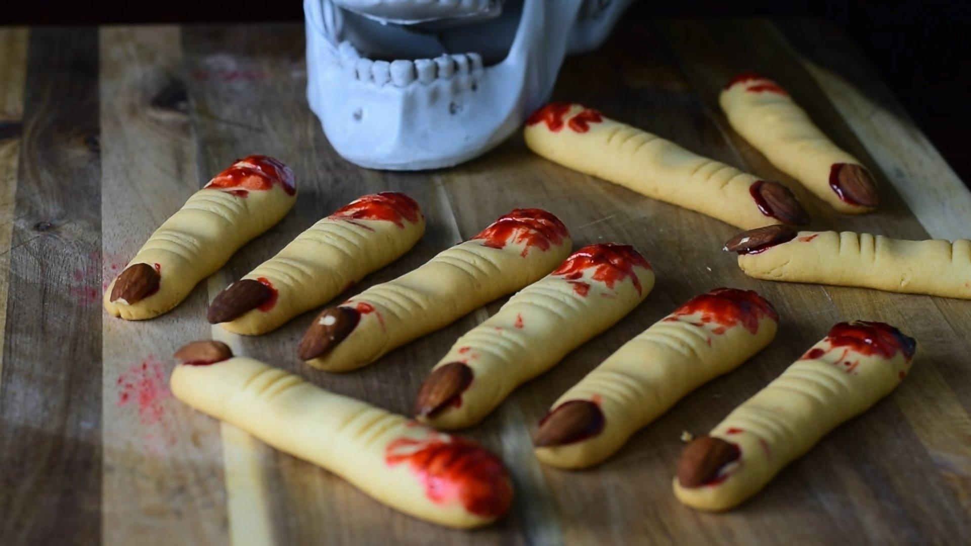 كعكات الهالوين على شكل أصابع الساحرة - صورة