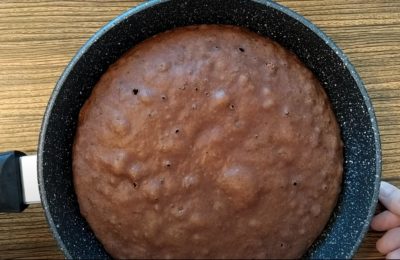 Kefirkagelag i en stegepande - foto