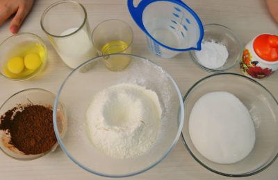 صورة لكعكة إسفنجية بالشوكولاتة مع الماء المغلي