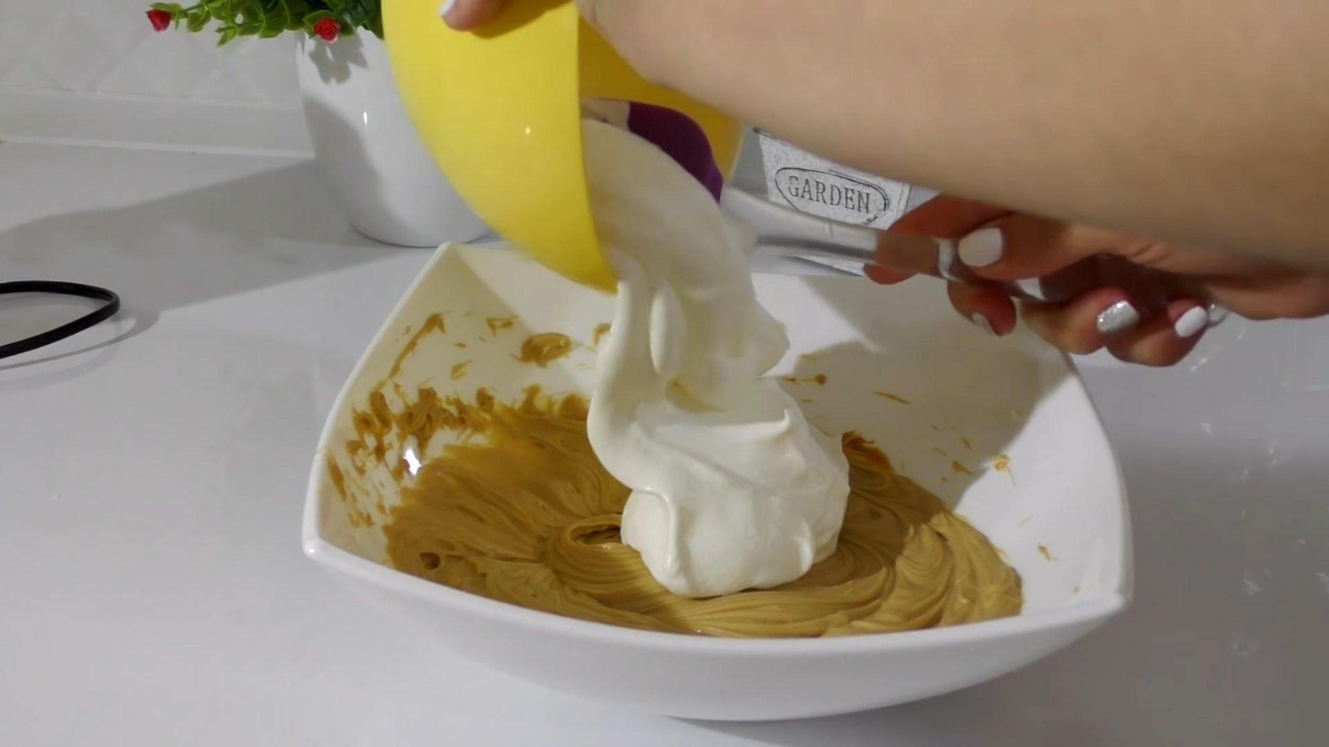 وصفة - كريمة تزيين الكيك بالماسكربون والحليب المكثف - الخطوة 5