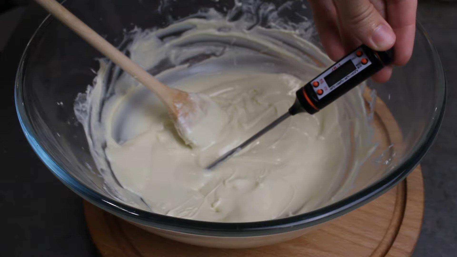 وصفة - تزيين الكيك بغاناش بتأثير الخرسانة - الخطوة 3-2