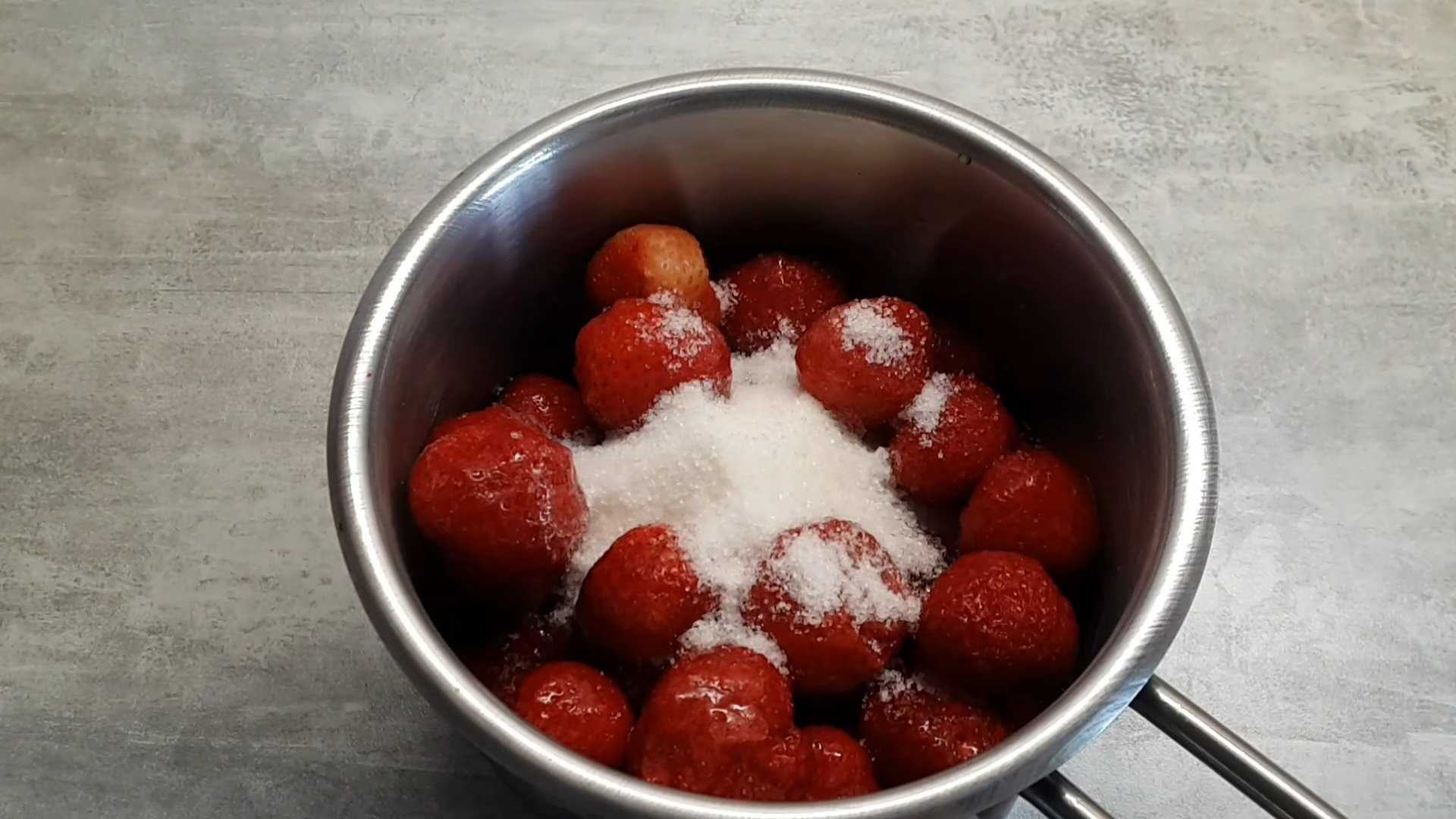 وصفة - كريمة الفراولة لكعكة الفراولة المجمدة - الخطوة 1