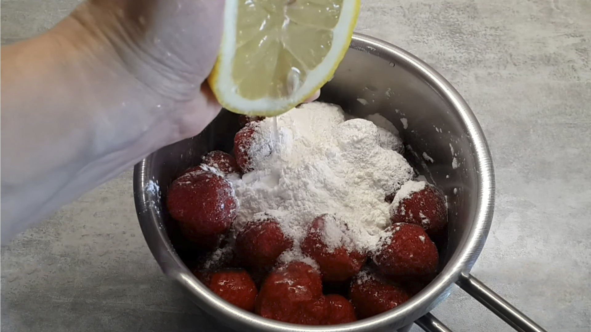 وصفة - كريمة الفراولة لكعكة الفراولة المجمدة - الخطوة 2