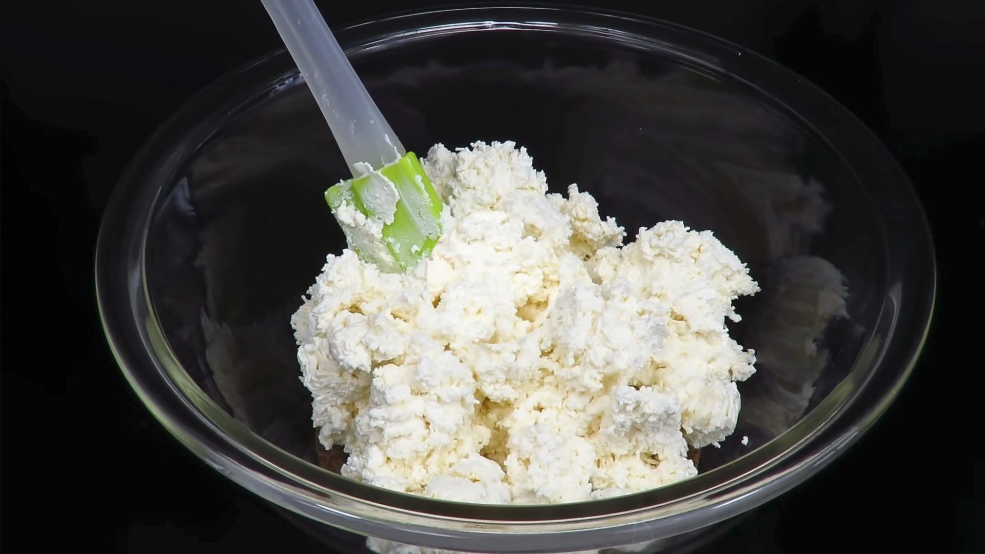 وصفة - كريمة الزبادي اللذيذة للكيك مع الحليب المكثف - الخطوة 2