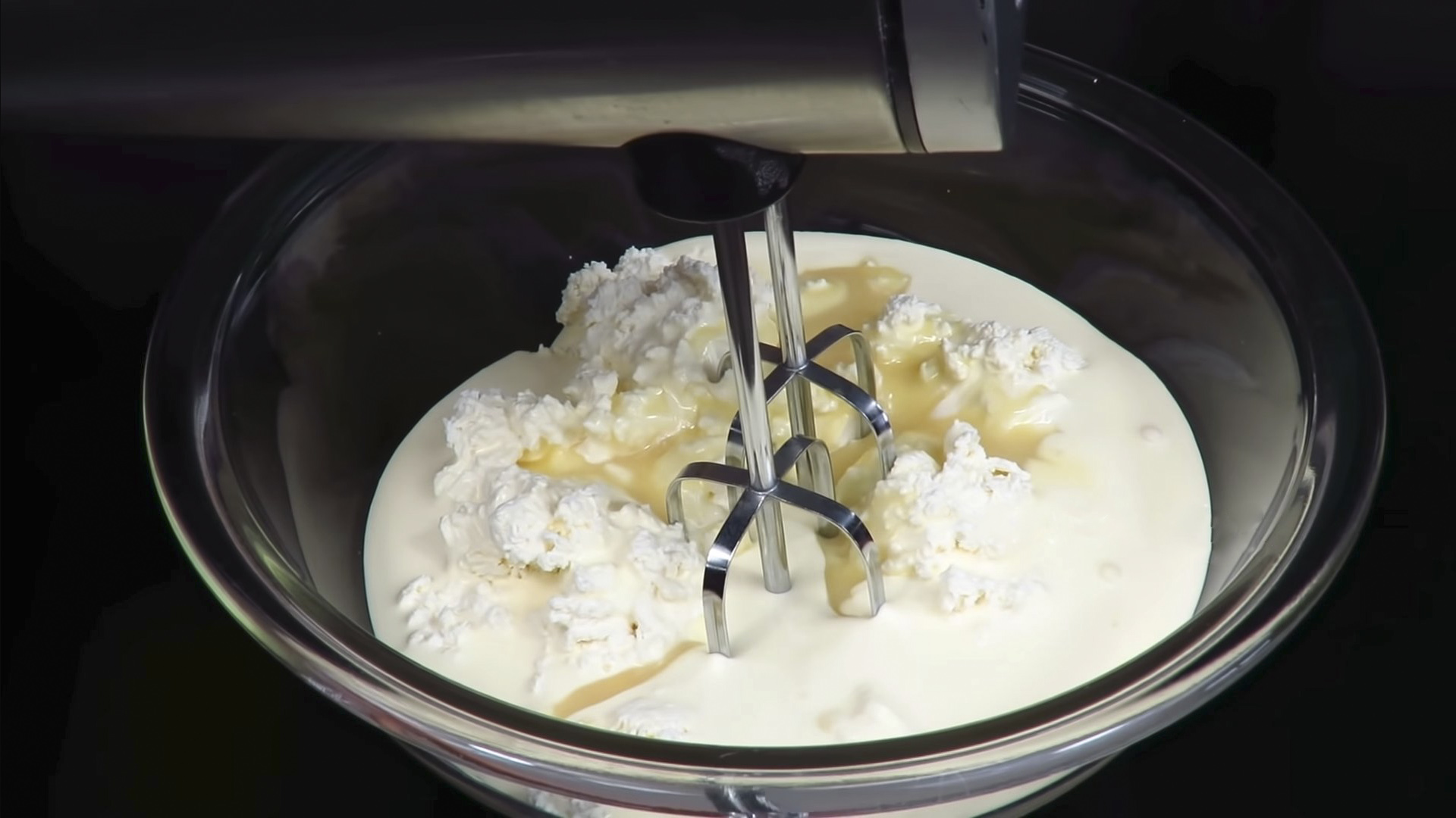 وصفة - كريمة الزبادي اللذيذة للكيك مع الحليب المكثف - الخطوة 4-1