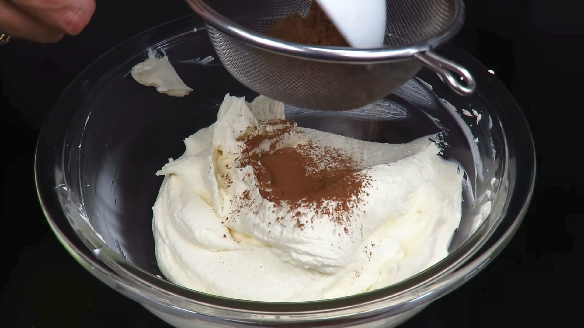 وصفة - كريمة الزبادي اللذيذة للكيك مع الحليب المكثف - الخطوة 5