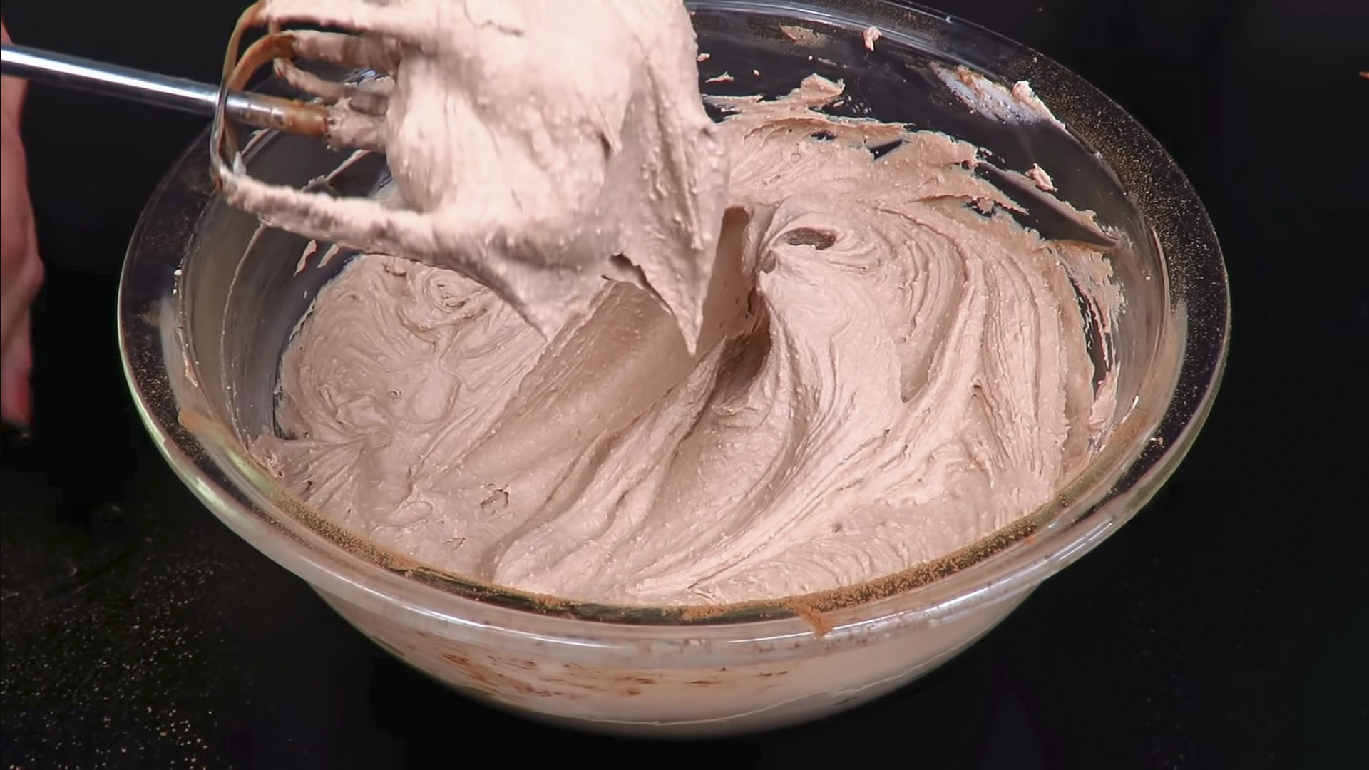 وصفة - كريمة الزبادي اللذيذة للكيك مع الحليب المكثف - الخطوة 7-1