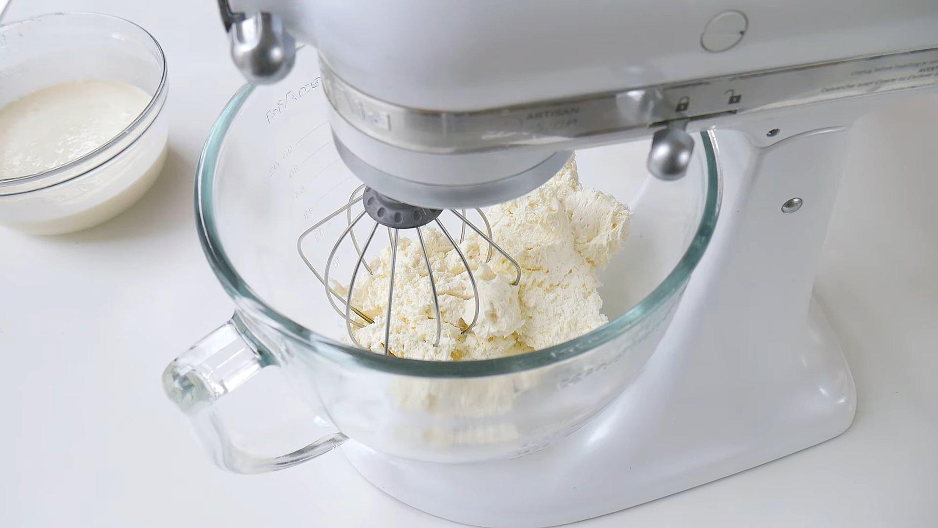 Rezept – Weiße Schokoladen-Frischkäseglasur für Topping und Füllung – Schritt 5