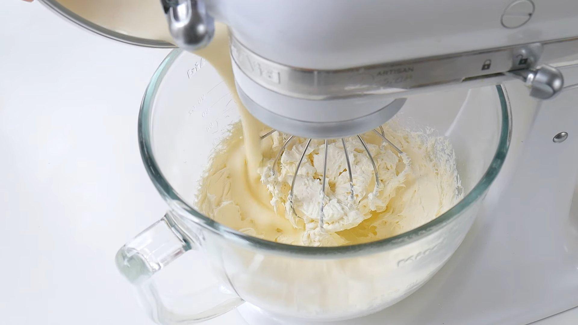 Rezept – Weiße Schokoladen-Frischkäseglasur für Topping und Füllung – Schritt 6-1