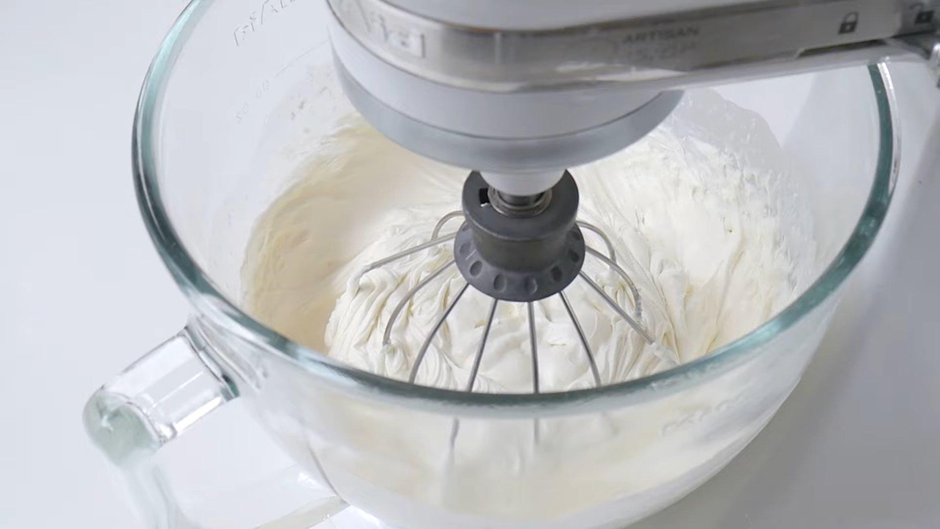 Rezept – Weiße Schokoladen-Frischkäseglasur für Topping und Füllung – Schritt 6-2