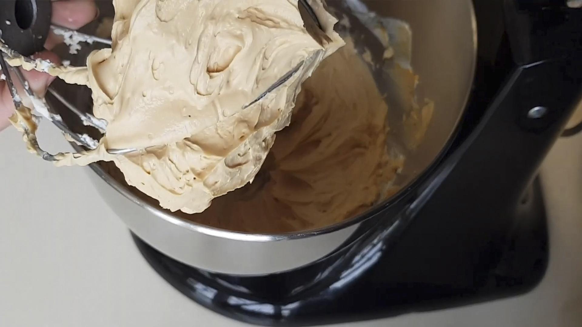 Recepta - Crema per a un pastís amb formatge crema i llet condensada - pas 4-2