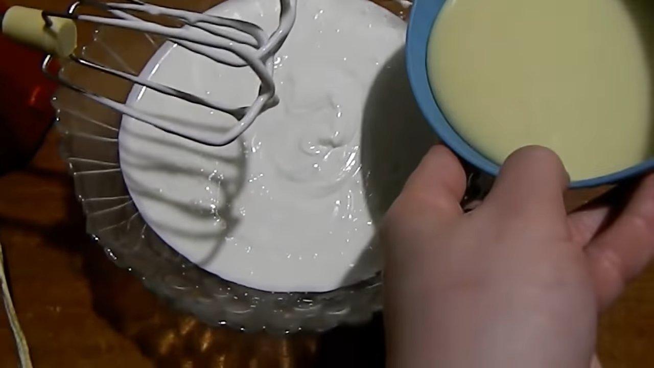 وصفة - كريمة خفيفة مصنوعة من الحليب المكثف والقشدة الحامضة - الخطوة 2