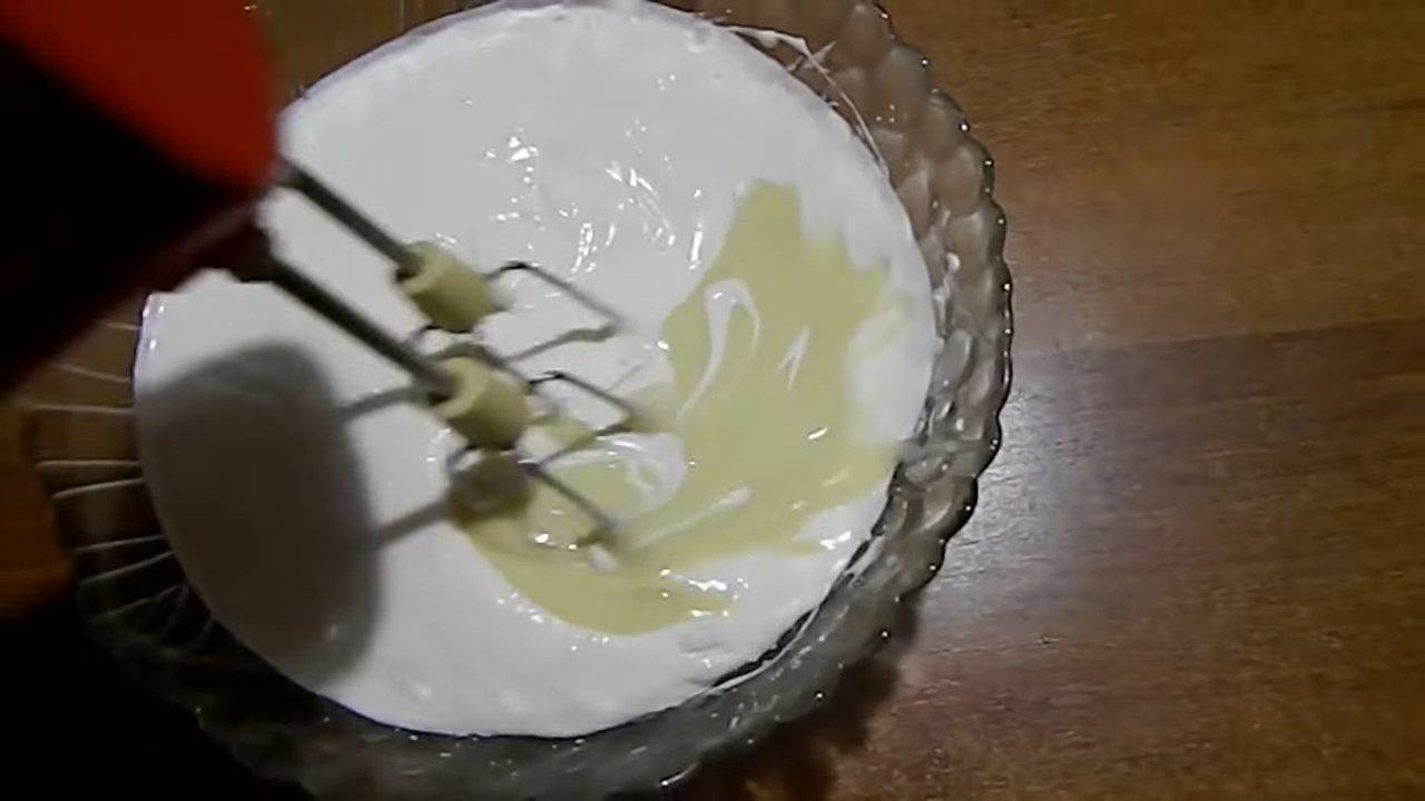 وصفة - كريمة خفيفة مصنوعة من الحليب المكثف والقشدة الحامضة - الخطوة 3