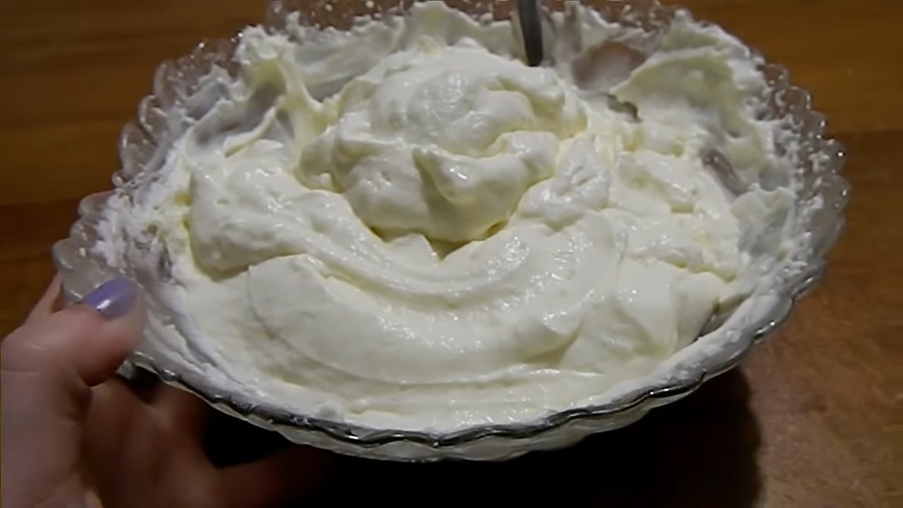 وصفة - كريمة خفيفة مصنوعة من الحليب المكثف والقشدة الحامضة - الخطوة 5