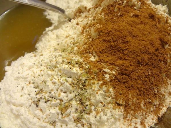 طريقة عمل كعكات الزنجبيل على عصا - الخطوة 3