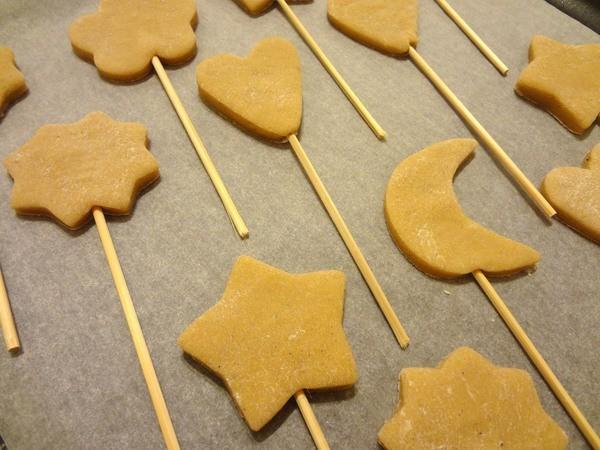 طريقة عمل كعكات الزنجبيل على عصا - الخطوة 8