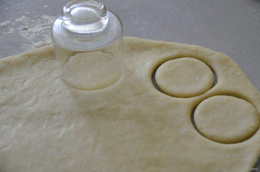 طريقة خبز كعكات الزنجبيل مع التزيين - الخطوة 9