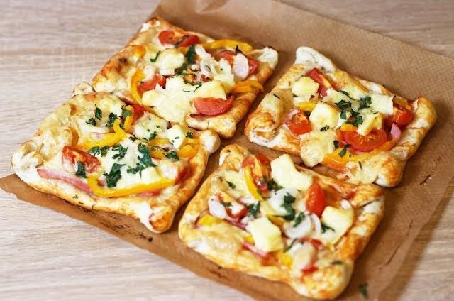 Wie man Pizza mit Blätterteig backt – Fotos