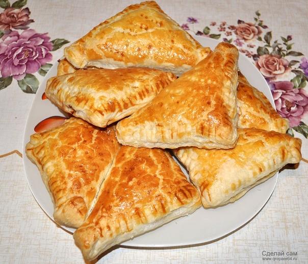 Wie man Blätterteigpasteten mit Ei und Zwiebeln zubereitet – Foto