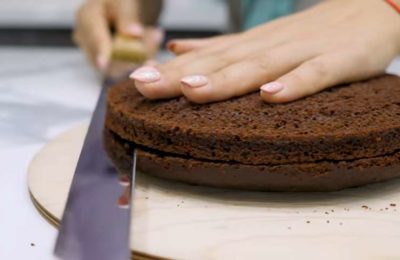 صورة لكعكة إسفنجية بالشوكولاتة مع الكفير