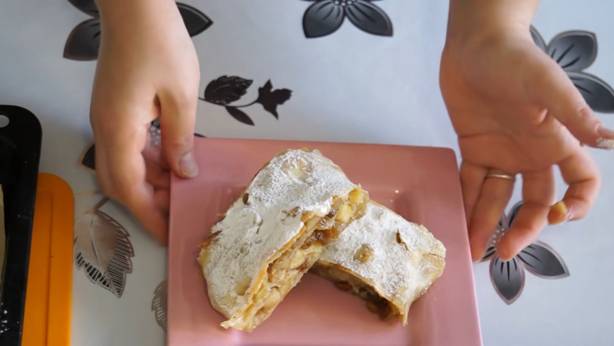 Opskrift: Bagt æblestrudel - Foto